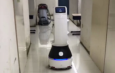 武漢方艙醫(yī)院 智能機(jī)器人助力無接觸送餐，展現(xiàn)中國科技抗疫力量